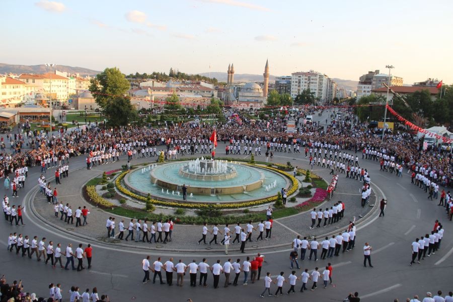 Gardaşlık gününde 1058 kişi aynı anda halay çekti 