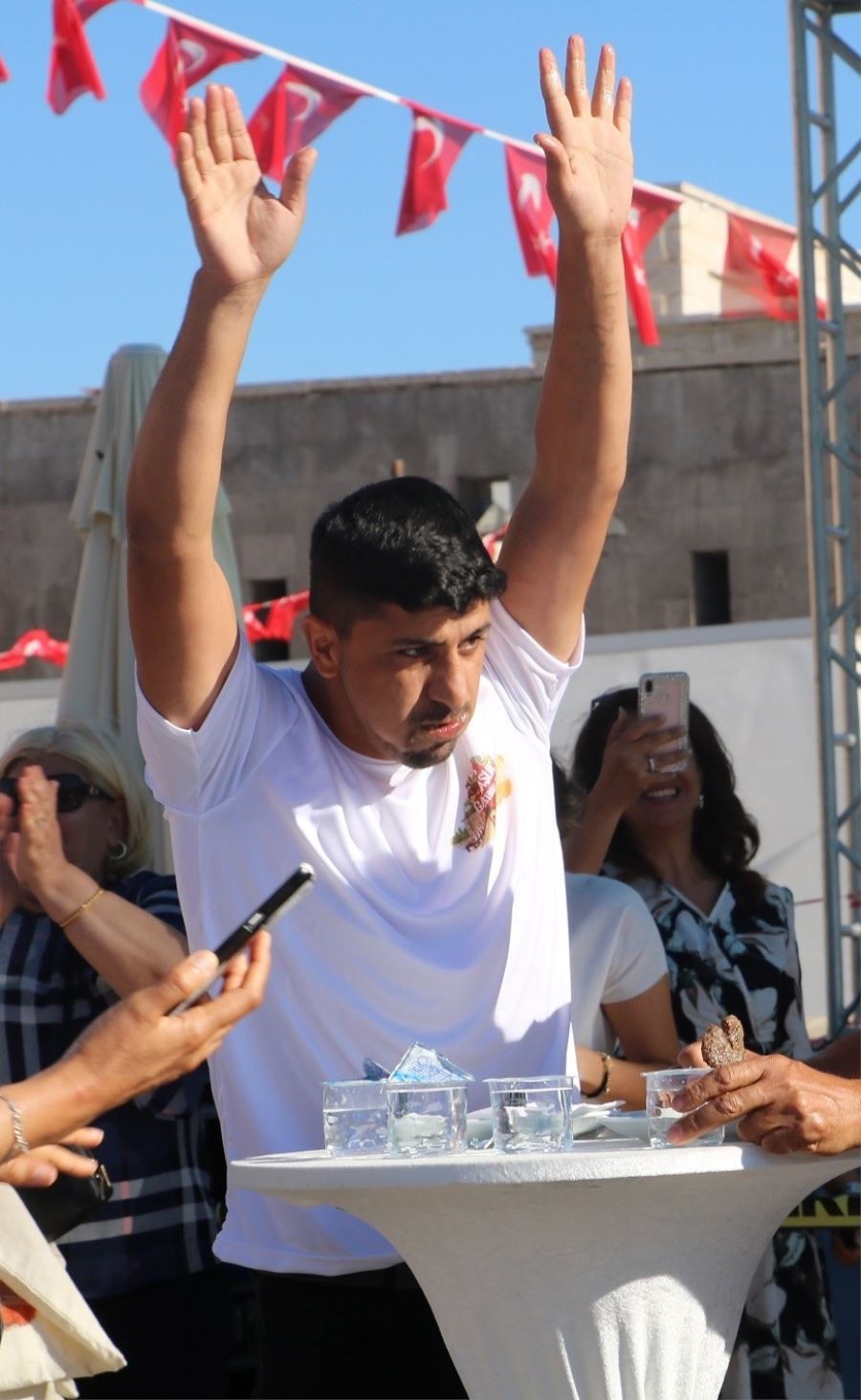  58 saniyede 8 köfte yemek için yarıştılar 