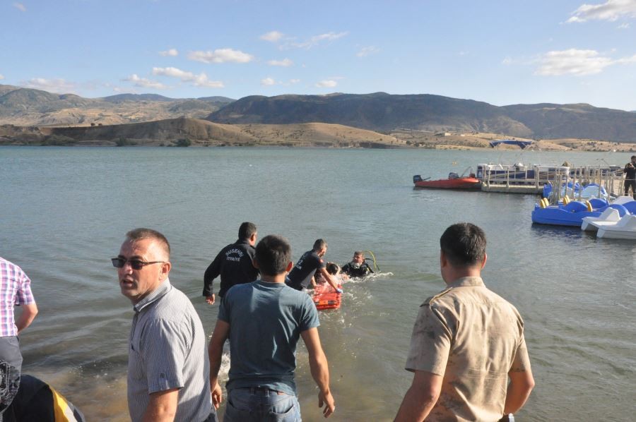Serinlemek için girdiği barajda can verdi 
