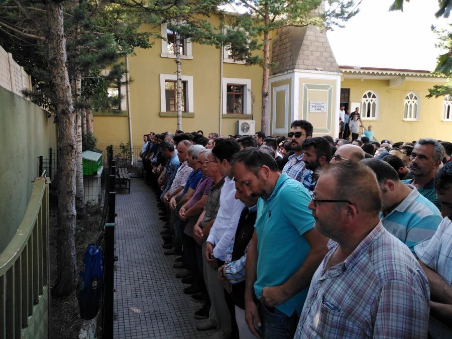 Baraj gölünde boğulan genç son yolculuğuna uğurlandı 