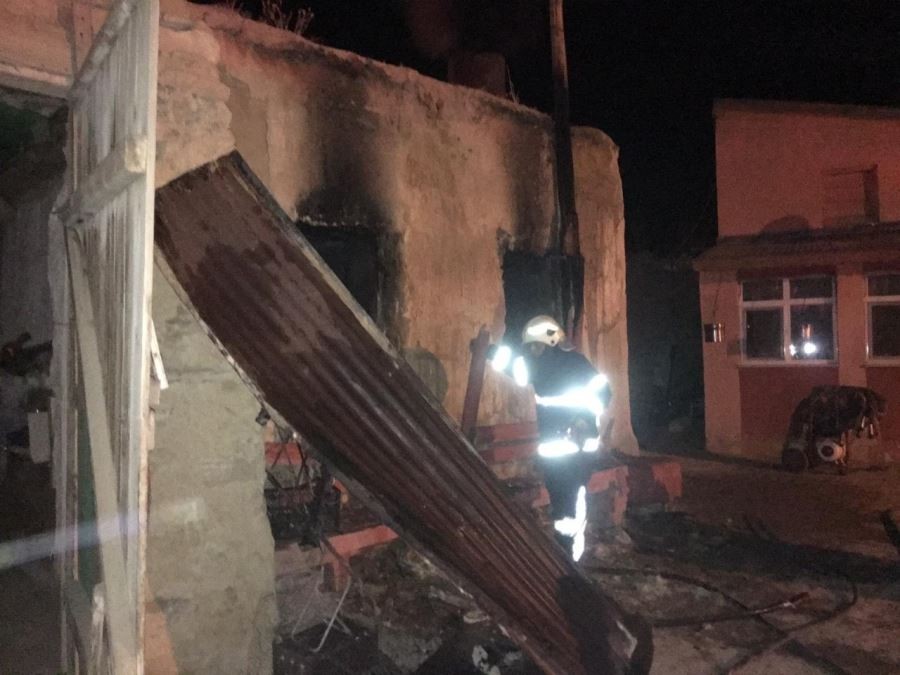 Alevlerin sardığı tandır evi kullanılmaz hale geldi 