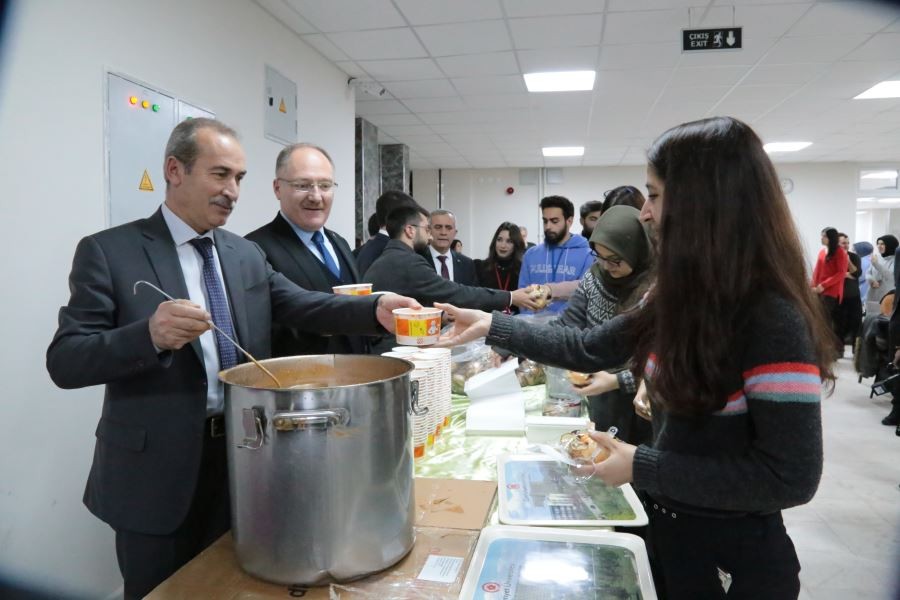 Sınavlara hazırlanan öğrencilere sıcak çorba ikramı