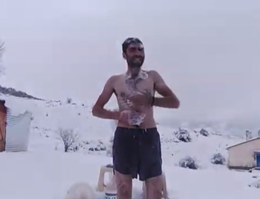 Buzlu suda banyo yaptı