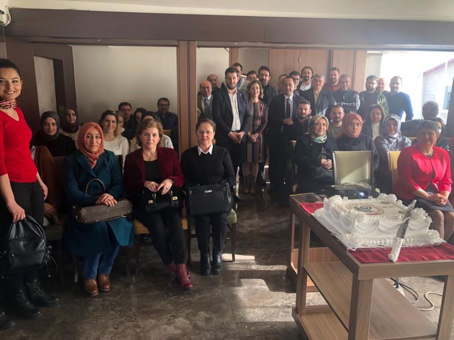 Eczacılardan pastalı kutlama