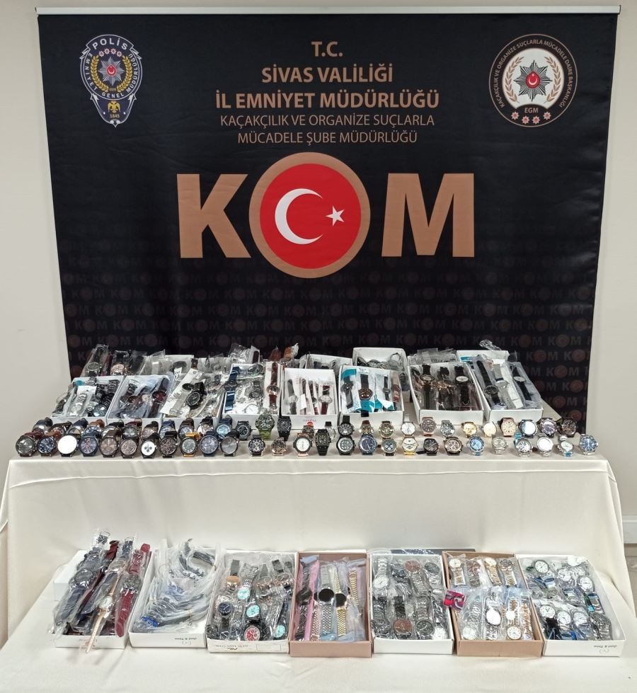 Yüzlerce kaçak kol saati ele geçirildi