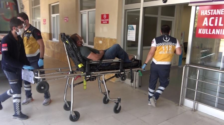 Demir keserken hem kendini hem arkadaşını yaraladı