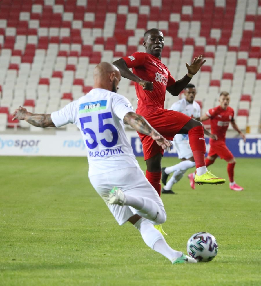Süper Lig: Sivasspor: 0 - Çaykur Rizespor: 1 (İlk yarı)
