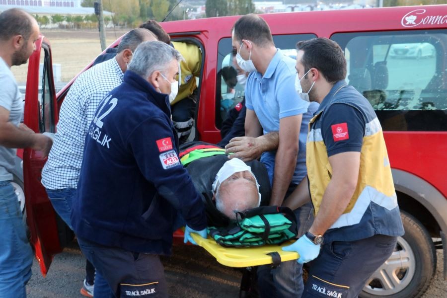Yolcu otobüsü ile otomobil çarpıştı: 3 yaralı
