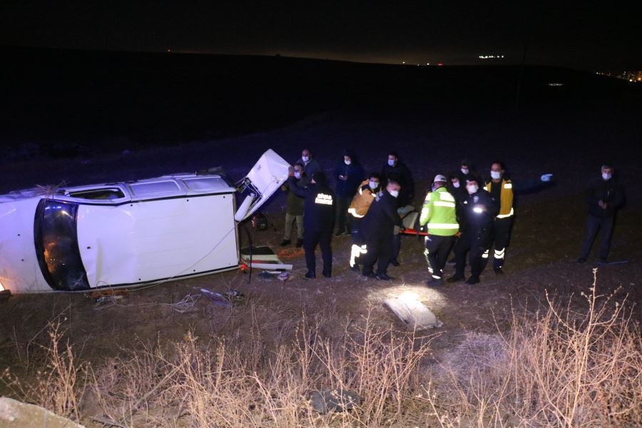 Hafif ticari araç tarlaya uçtu : 5 yaralı
