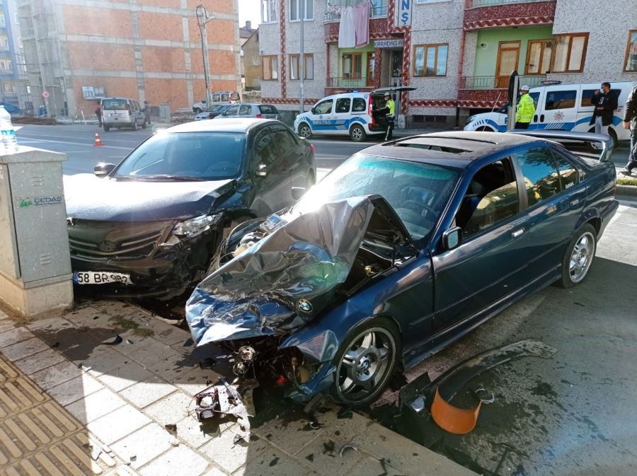 Sivas’ta otomobiller çarpıştı: 2 yaralı