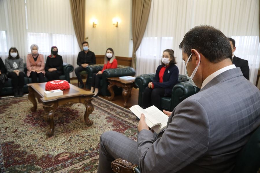 Vali, dereceye giren öğrencileri altınla ödüllendirdi