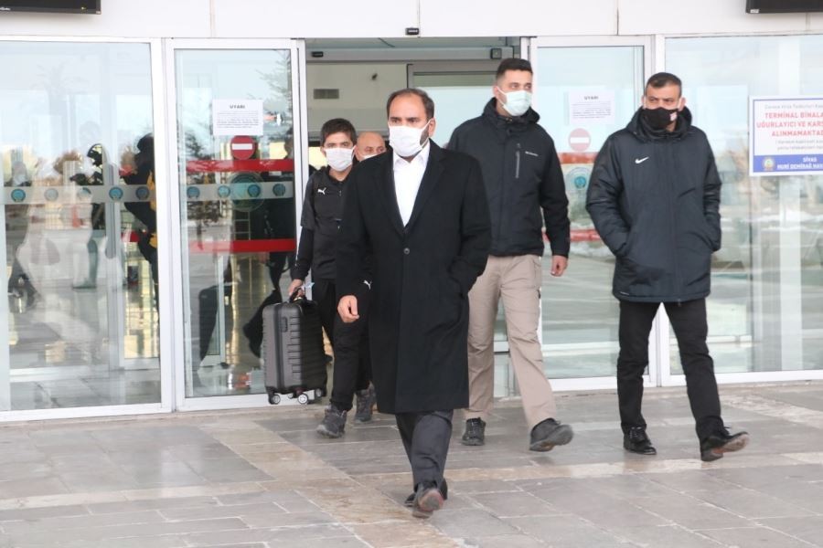Mecnun Otyakmaz: 