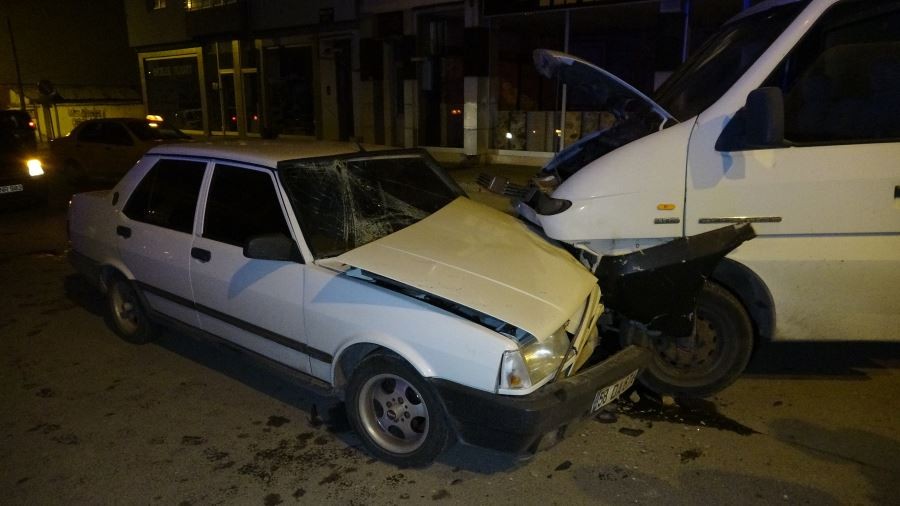Kamyonetle otomobil kafa kafaya çarpıştı: 3 yaralı