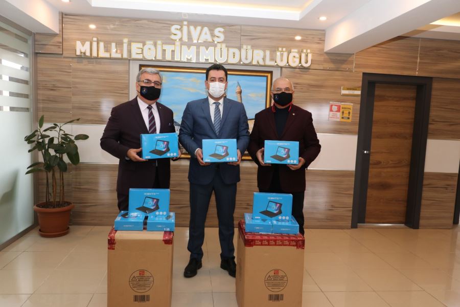 TOBB VE SİVAS TİCARET BORSASINDAN ÖĞRENCİLERE TABLET BİLGİSAYAR DESTEĞİ