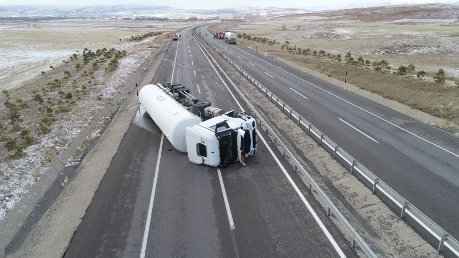 Gaz yüklü tanker devrildi, Sivas-Kayseri Karayolu trafiğe kapatıldı