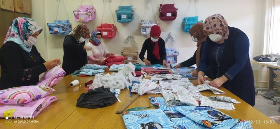 Oyun parkına gidemeyen çocuklar için salıncağı eve taşıdılar