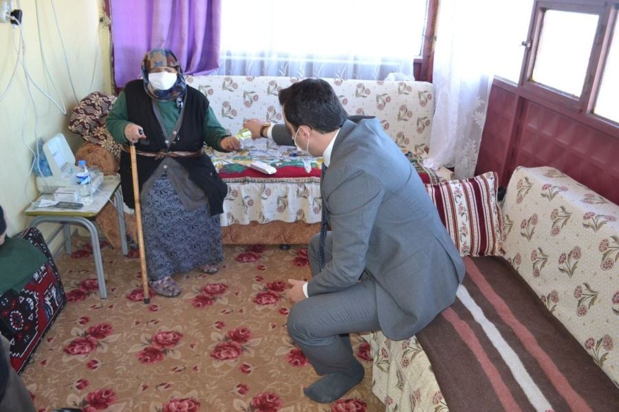 Gönül yapmak için sıcak aş dağıtıyor