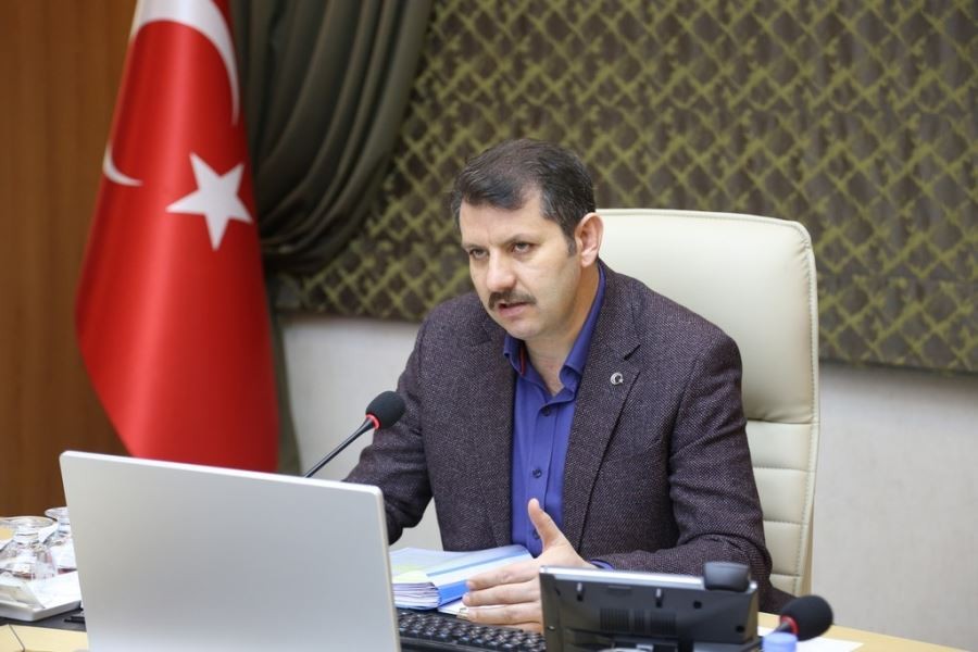 Evden çıkamayan yaşlıların yardımına koşuyorlar