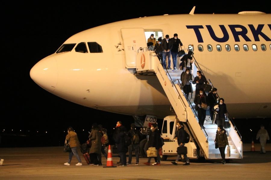 İrlanda’da eğitim gören öğrencileri taşıyan uçak Sivas’a indi