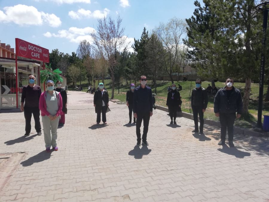 Saygı duruşunda bulunarak andılar