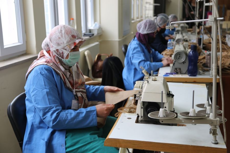 Maske seferberliğine üniversitede destek verdi