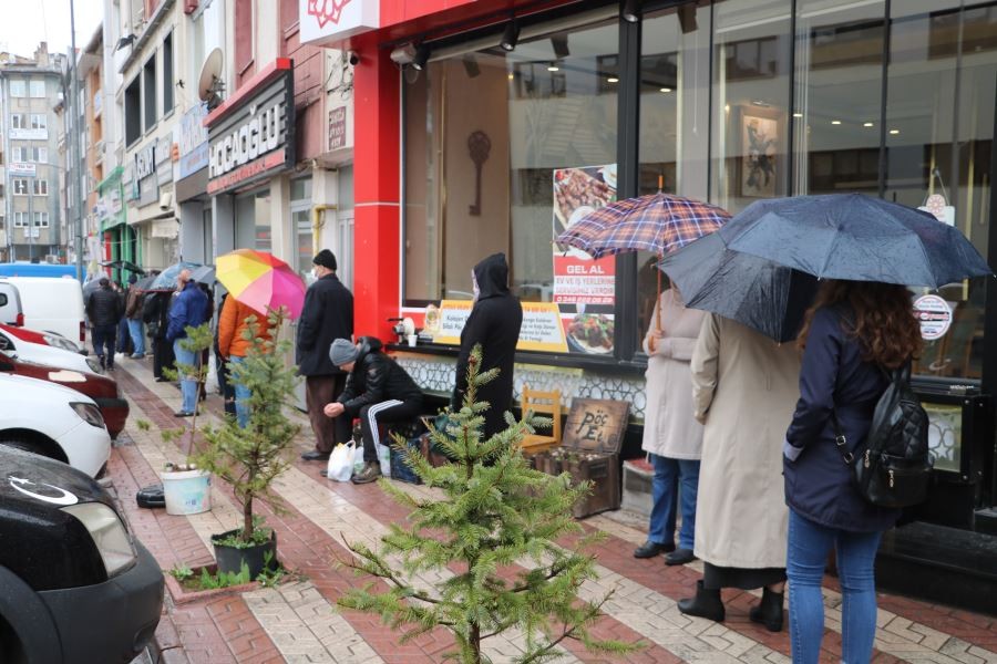 Yağmur altında ucuz et kuyruğu