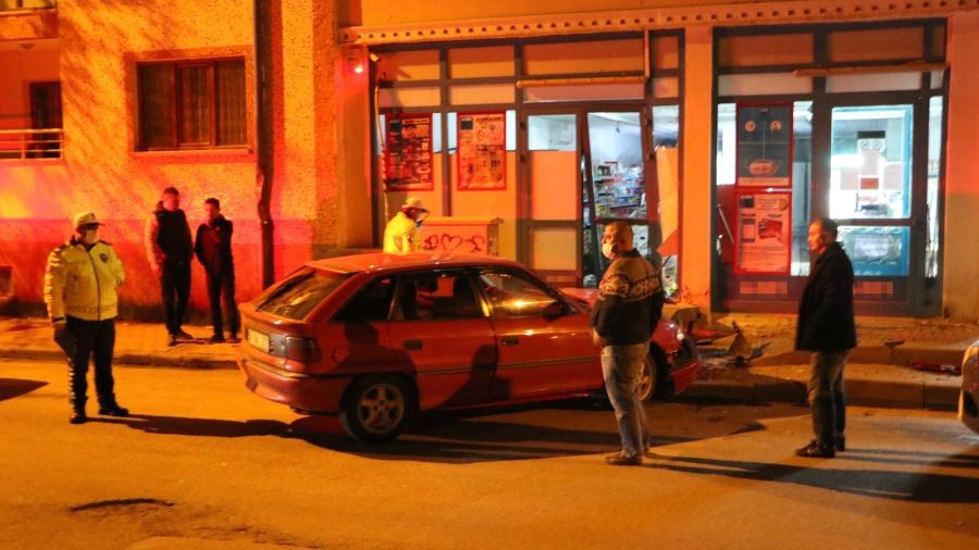 Otomobil markete daldı