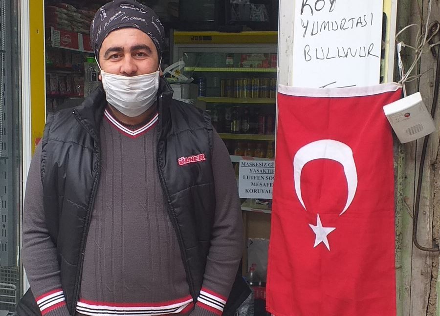 Bayrağı öpmek için herkesin gitmesini bekledi