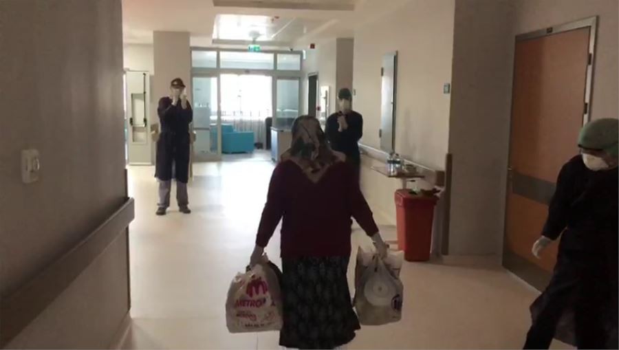  Koronayı yenen yaşlı kadın sağlık çalışanlarının alkışlarıyla uğurlandı