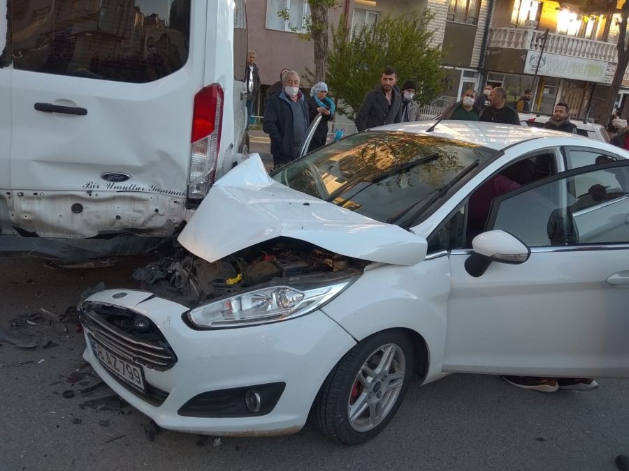 Otomobil park halindeki araca çarptı: 3 yaralı