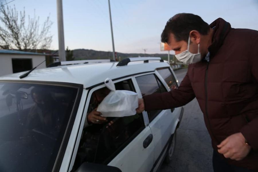 Ayhan, sürücülere maske ve kumanya dağıttı