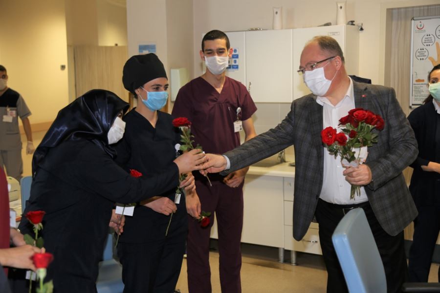  Başkan Bilgin’den hemşirelere gül