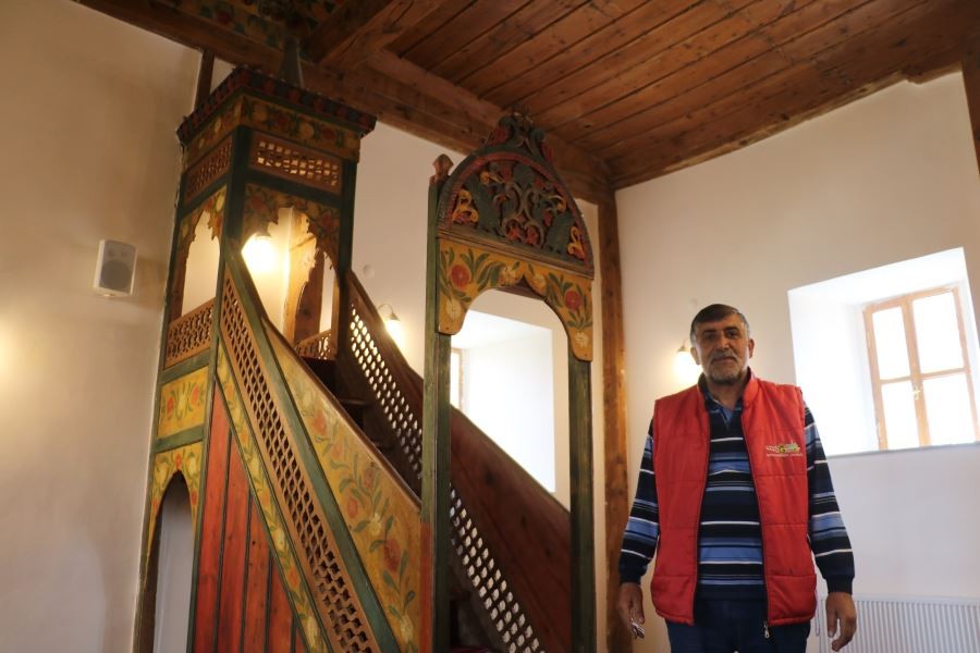 İki asırlık cami rengarenk ahşap işlemeleri ile dikkat çekiyor