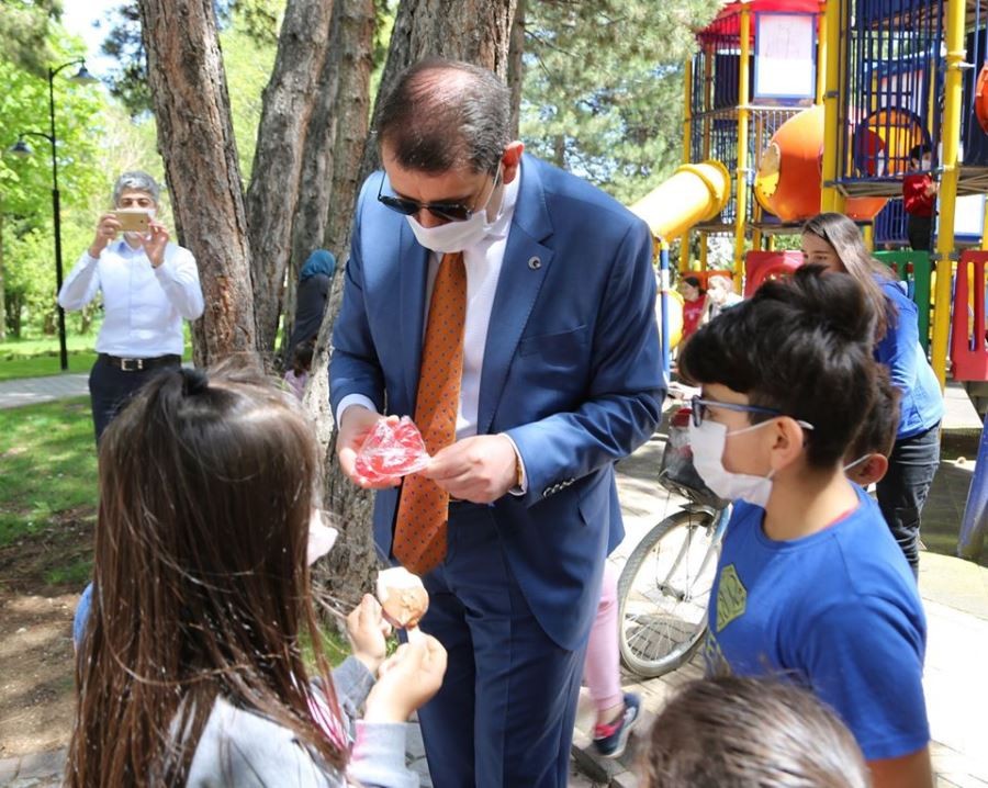 Vali Ayhan, çocukları horoz şekeri ile sevindirdi