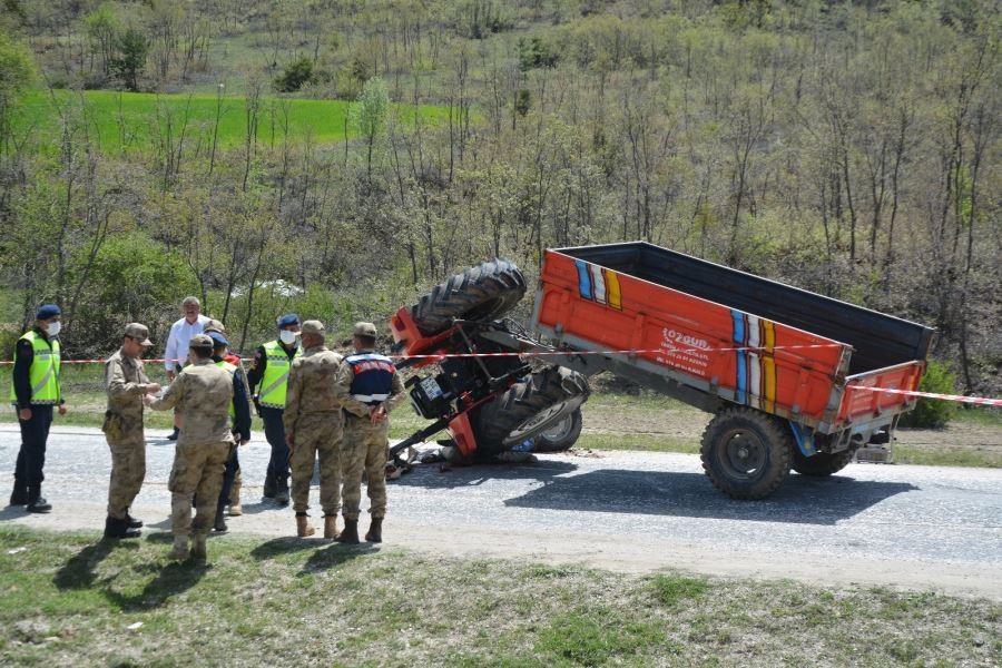 Devrilen traktörün altında sıkışarak can verdi