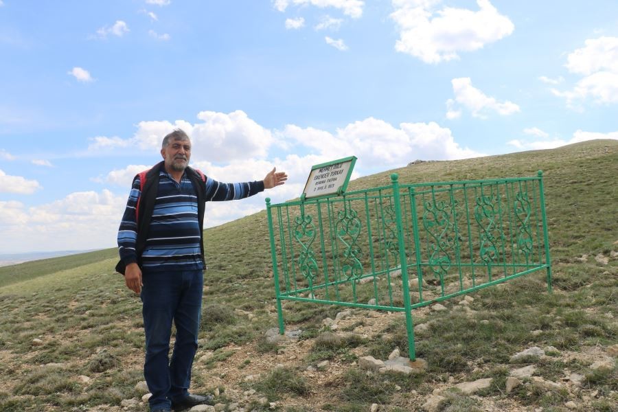 Bozkırın ortasında tek mezar, görenler anlam veremiyor