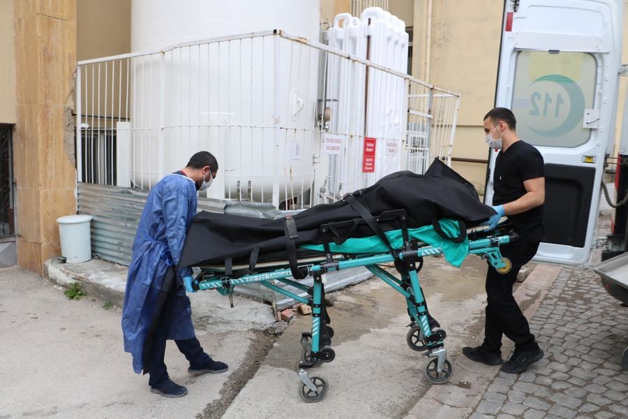  Tedavi için hastaneye götürüleceği sırada, yere düşüp öldü