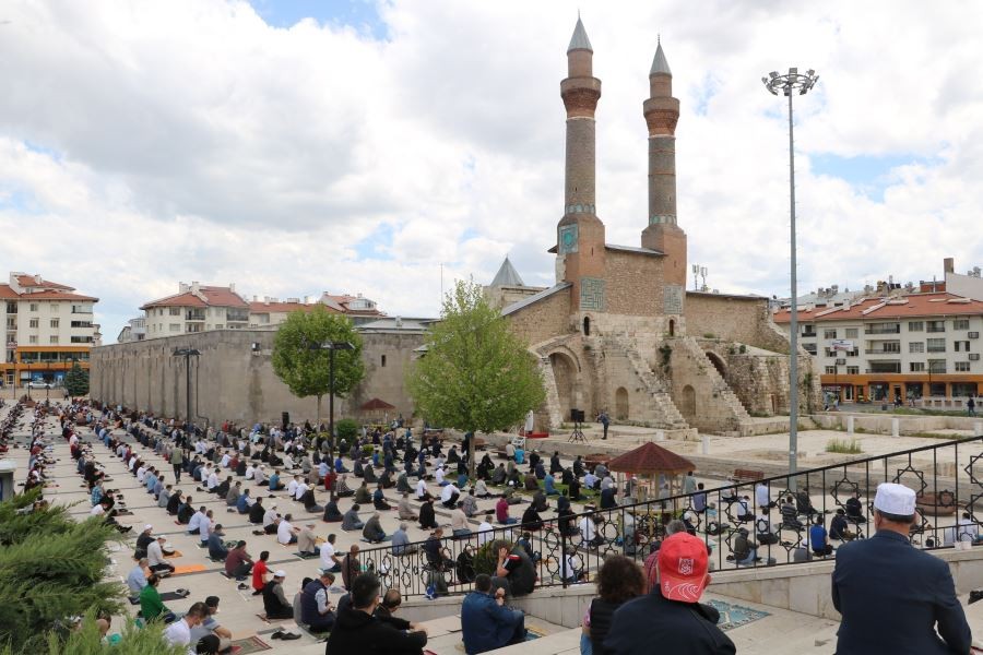 Üç medrese arasında görkemli Cuma
