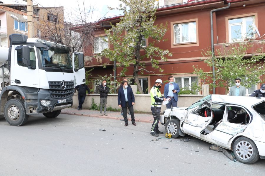 Beton mikseriyle otomobilin çarpıştığı kazada baba ve oğlu yaralandı