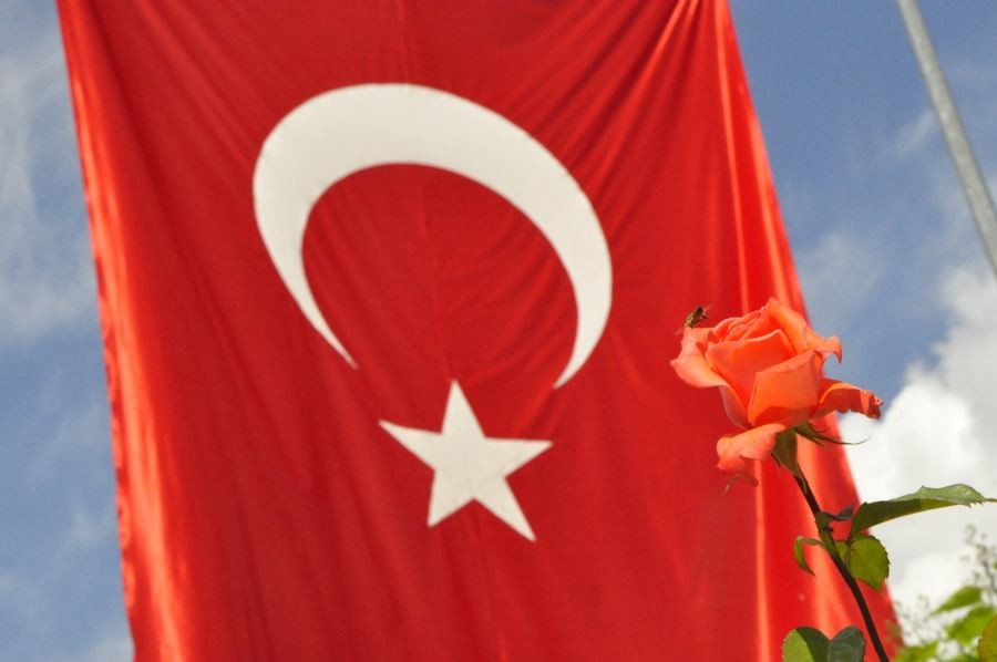 10 bin çiçek toprakla buluştu