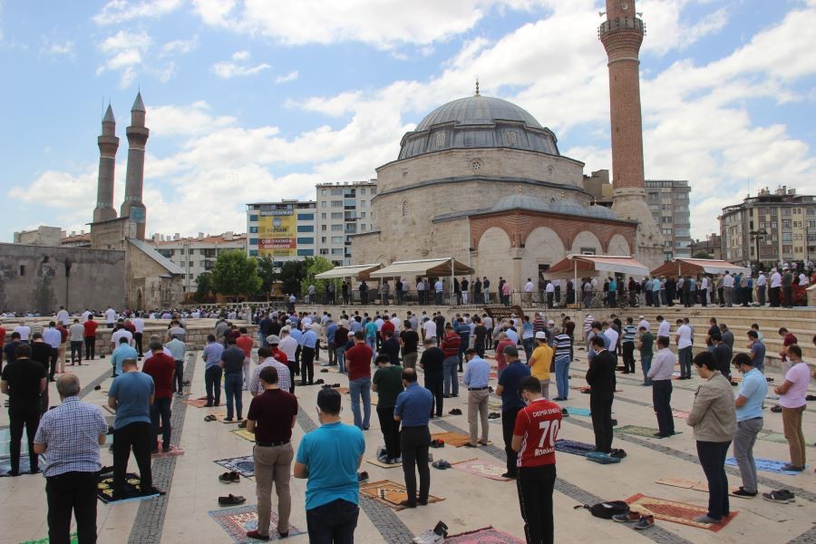 Sivas’ta sosyal mesafeli 5. cuma namazı