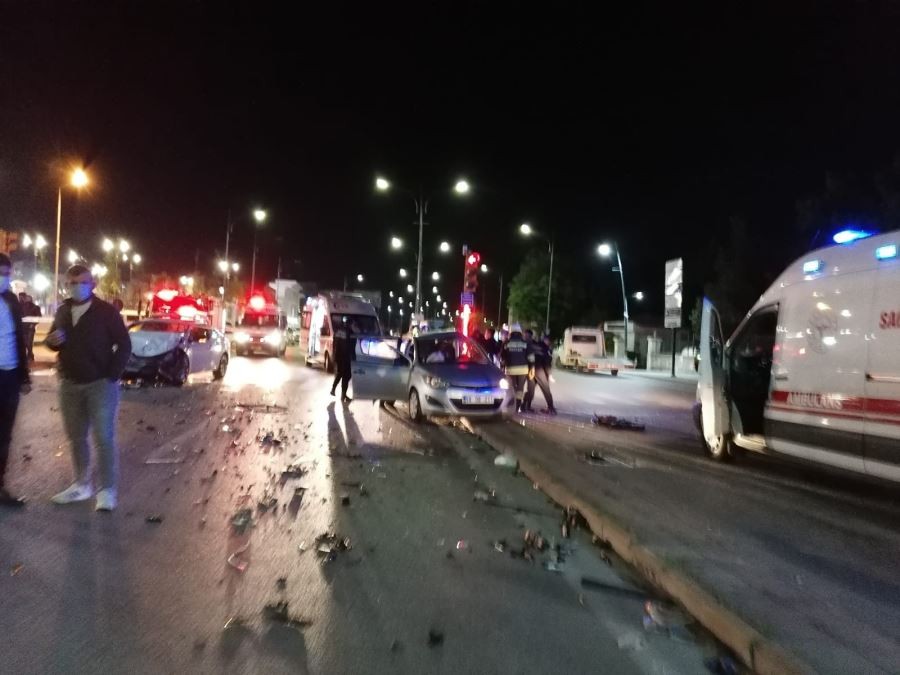 İki otomobil çarpıştı: 1 ölü, 6 yaralı