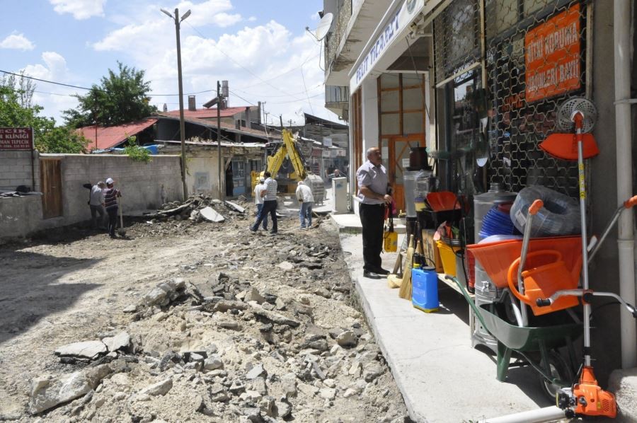 GÜRÜN’DE YOL ÇALIŞMALARI HIZ KESMİYOR