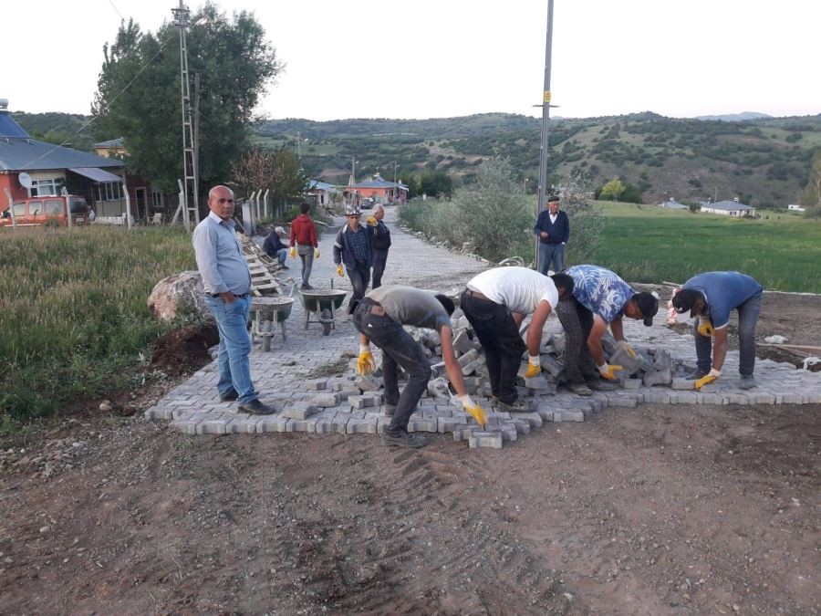 Köy yolları nakış gibi işleniyor