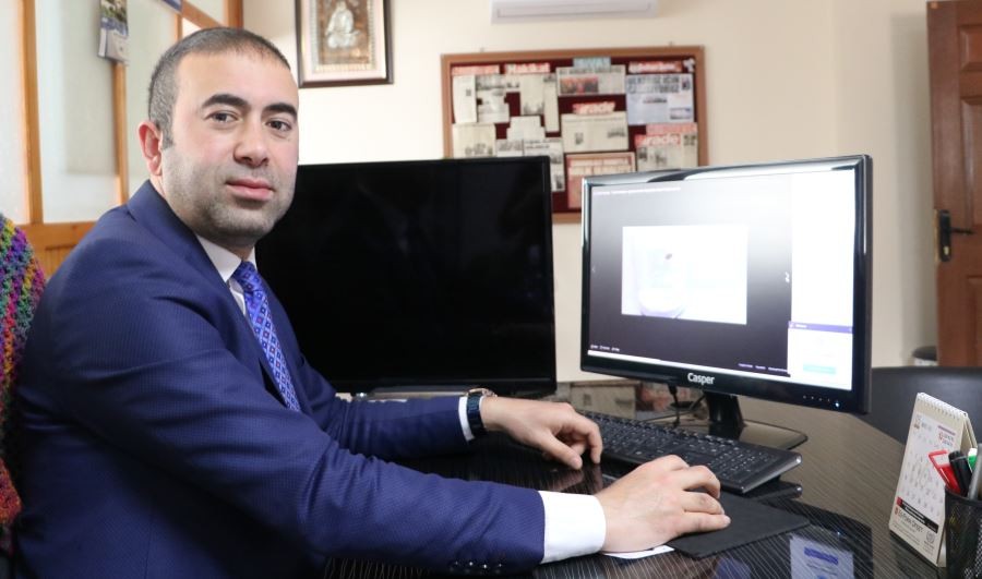 Üzerinde gezinirken yakaladığı keneyi, doğaya bıraktı
