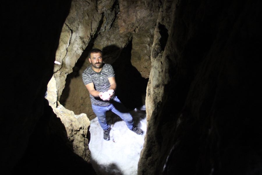 Göbeği olanlar giremiyor