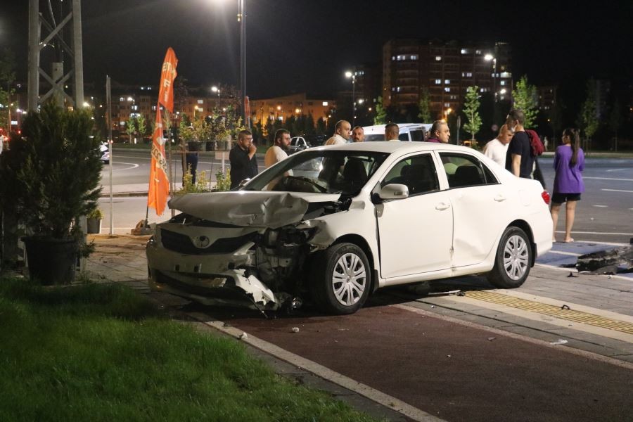  İki otomobil çarpıştı: 2 yaralı