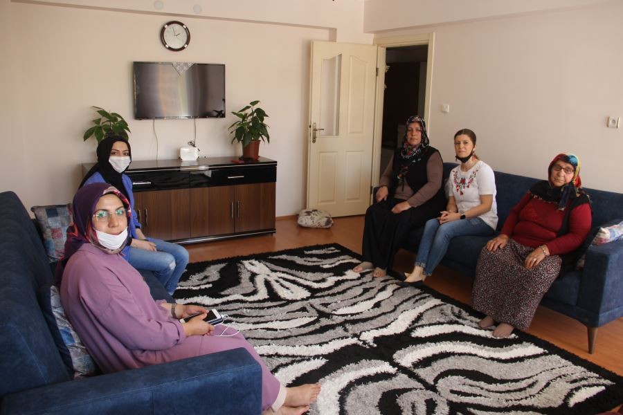 ‘Bir Elde Sen Uzat’ yardım ekibi üyeleri gönülleri fethediyor 