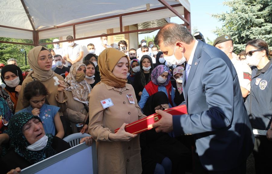 YİĞİDİMİZİ ŞEHİTLER  TEPESİNE EMANET ETTİK