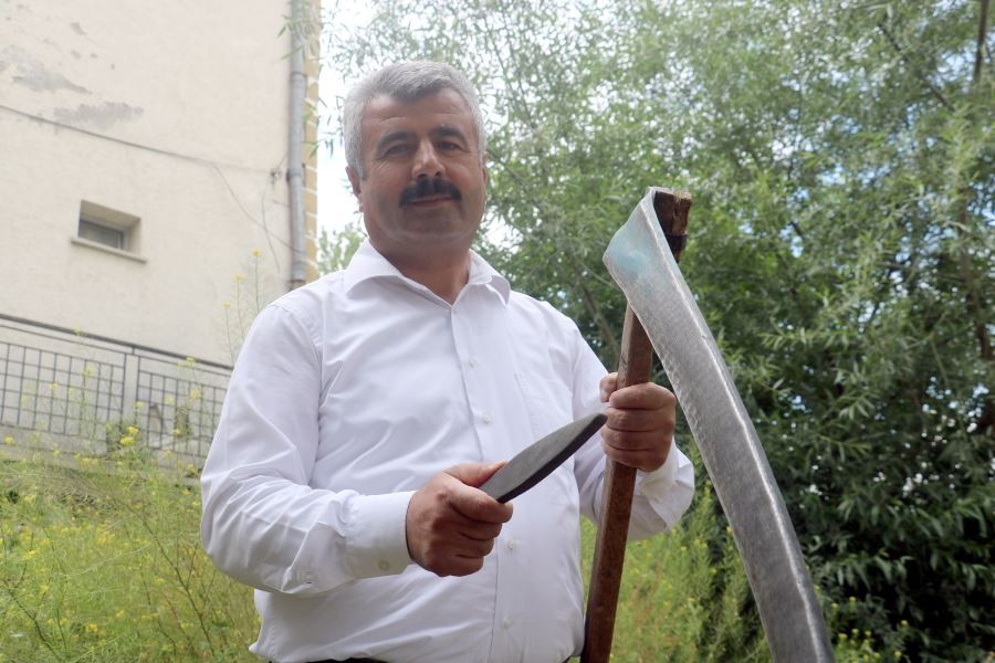 Çim biçme makinesi bozulunca  belediye başkanı tırpanı eline aldı